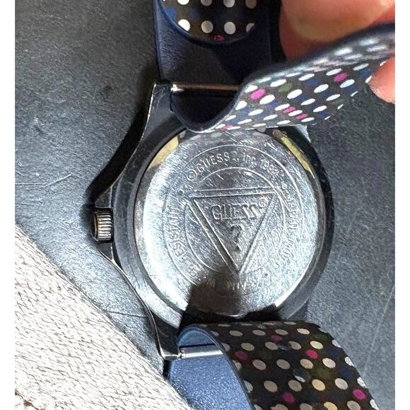 VTG women's 35mm Guess 1991 Watch, Black Metal Case, Water Resistant - Picture 3 of 4